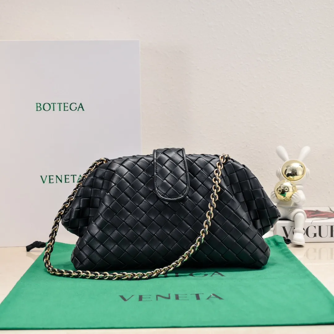 Batch 2260 Bitters Venetia 2024 summer series brings Lauren 1980 handbags back to the public eye. The design of the bag is inspired by ancient Roman architecture. It uses the brand's iconic Intrecciato lambskin woven bag body with a hard frame. No logo can be seen on the whole bag. It is equipped with a leather woven metal chain. When using it as a clutch, just put the chain directly in the bag ~ showing an elegant and timeless style. Decades later, when Lauren Hutton once again walked on the Bottega Venetia spring and summer show with this bag, the charm of the year still remains intact despite the passage of time. Size: 31.5*16.5*11 Style number: 5807#